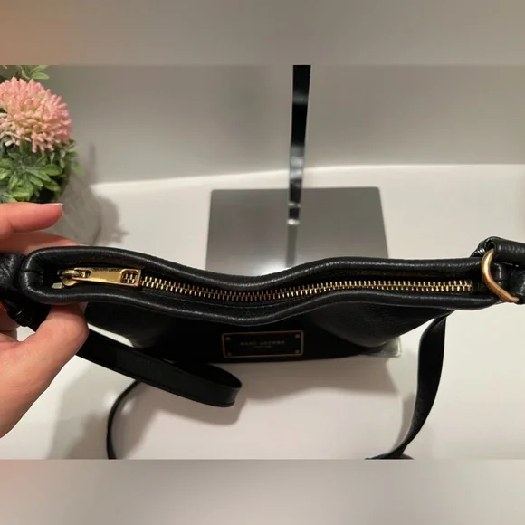 Marc Jacobs New York black pebbled leather crossbody bag with gold hardware - Picture 4 of 10